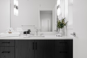 Regadera, secadora de cabello, toallas, jabón