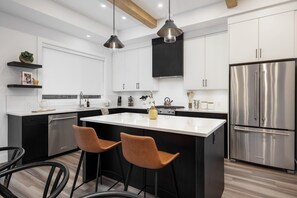 Microondas, horno, parrilla de estufa y lavavajillas