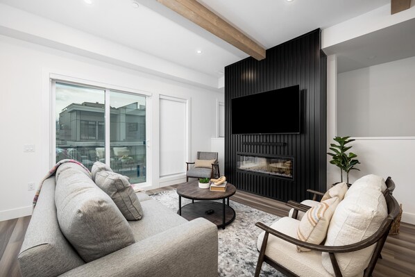 Televisión y chimenea