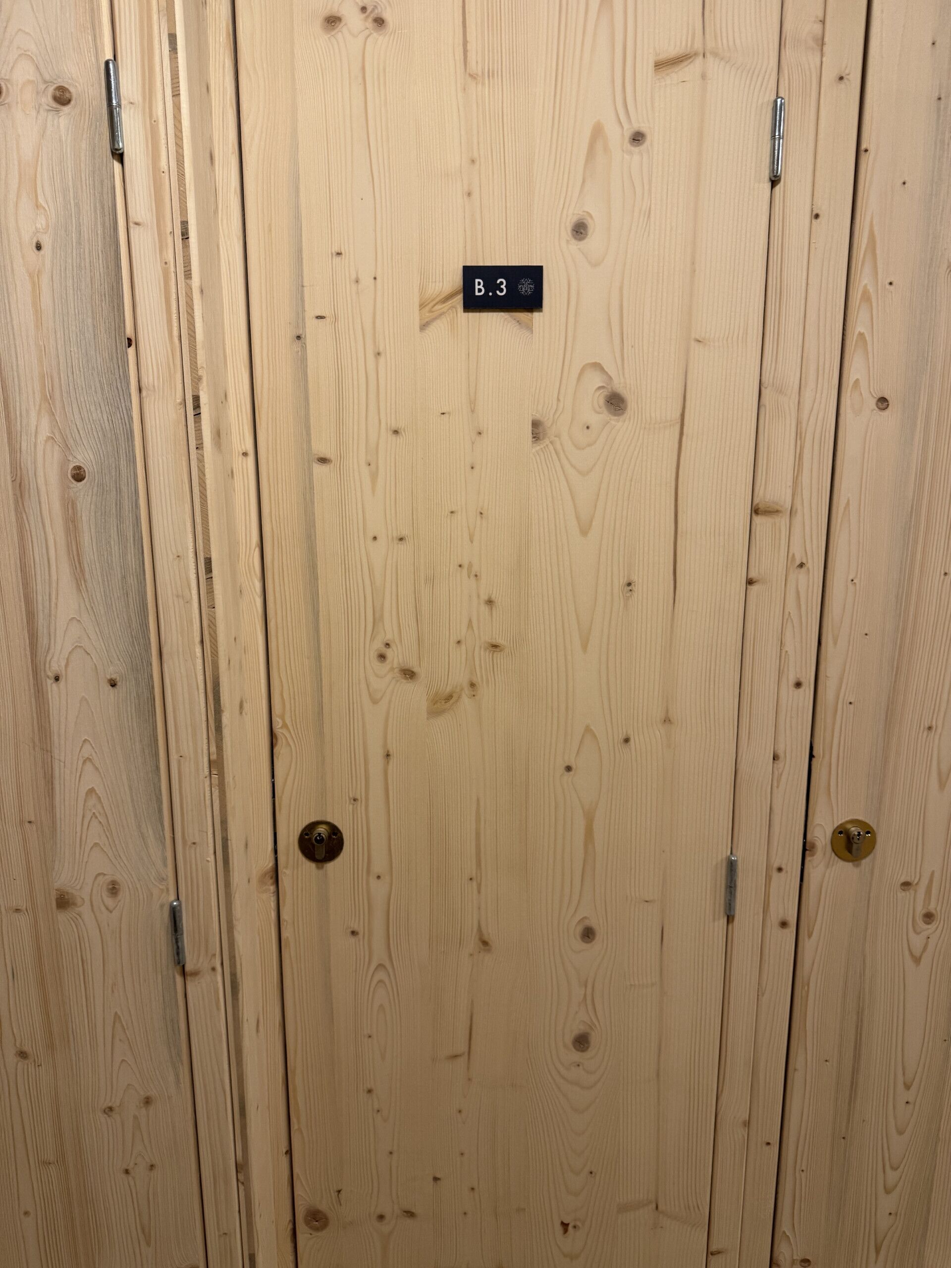 Eine Holztür mit dem Schild "B.3".