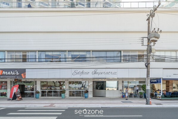 Un edificio de varios pisos con un restaurante llamado 'Edificio Imperatriz' y otro llamado 'Mari's Restaurante'.