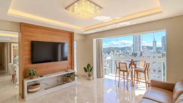 Departamento básico | Área de sala de estar | Smart TV de 32 pulgadas con canales digitales