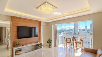 Apartamento básico | Área de estar | Smart TV 32 polegadas com canais digitais