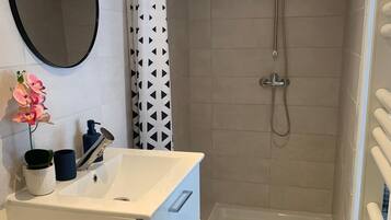 Douche, sĂšche-cheveux, serviettes fournies, savon