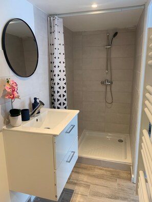 Douche, sèche-cheveux, serviettes fournies, savon