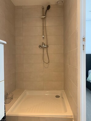 Douche, sèche-cheveux, serviettes fournies, savon