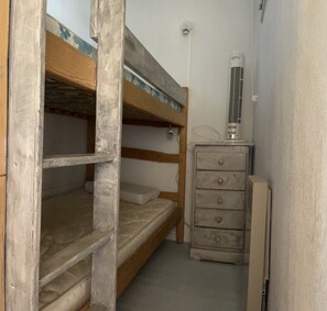 1 bedroom, bed sheets