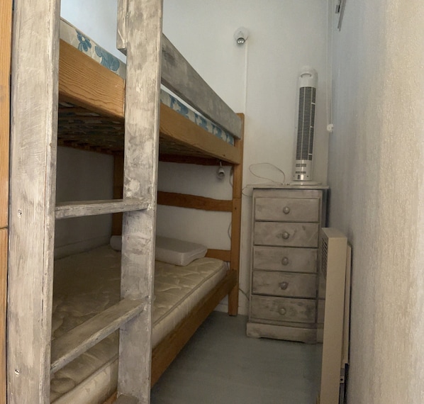 1 bedroom, bed sheets