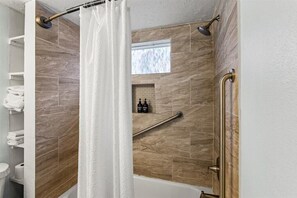 Douche, sèche-cheveux, serviettes fournies, savon