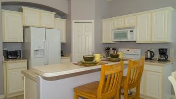 Rumah, 4 kamar tidur, kolam renang pribadi | Dapur pribadi | Lemari es besar, microwave, oven, dan kompor