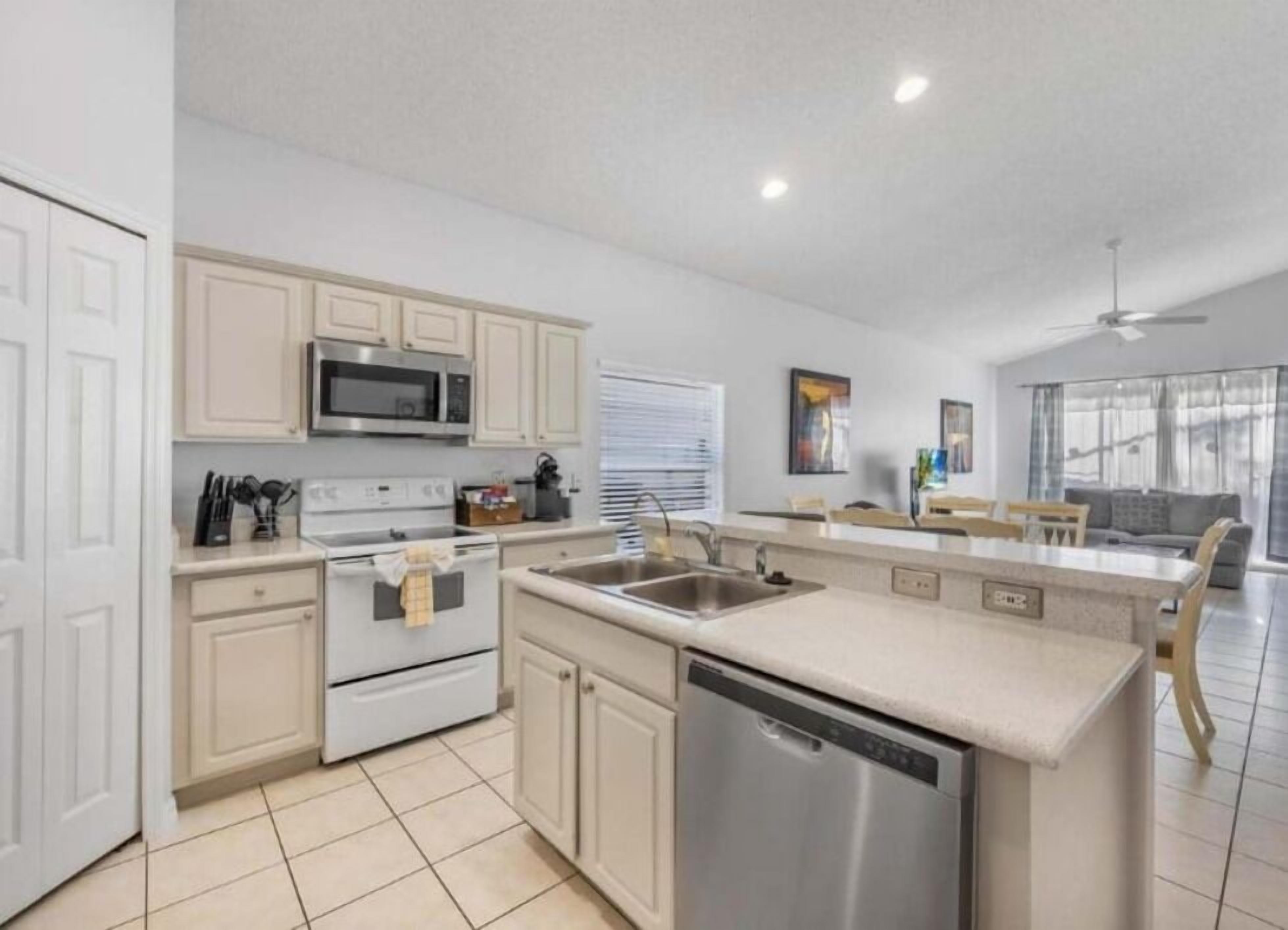 Full-size fridge, microwave, oven, stovetop