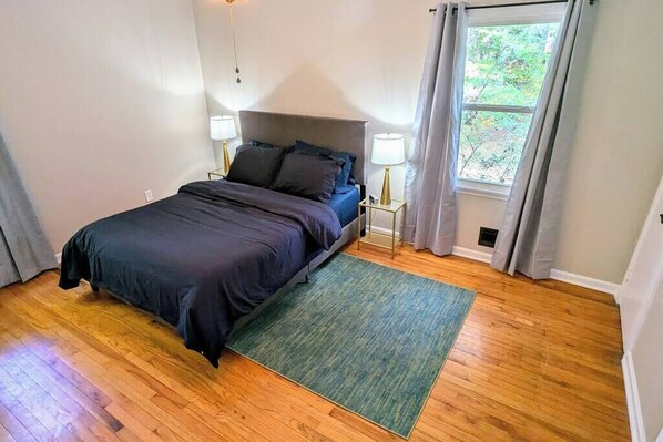 3 bedrooms, iron/ironing board, internet, bed sheets - Vintage Vibes on Quiet & Sunny Street (Cartersville)