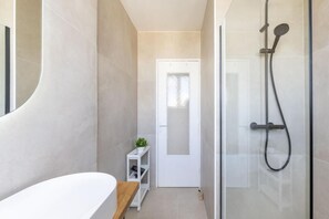 Dusche, Haartrockner, Handtücher