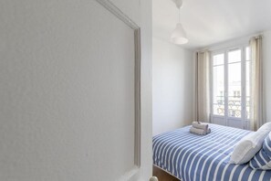 1 chambre, bureau, fer et planche à repasser, lit parapluie