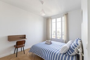 1 Schlafzimmer, Schreibtisch, Bügeleisen/Bügelbrett, Reisekinderbett