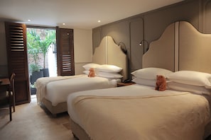 Habitación, 2 camas matrimoniales | Ropa de cama de alta calidad, edredón, camas con pillow-top y minibar