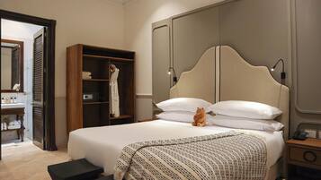 Premium Room, 1 King Bed | Premium bedding, down comforters, pillowtop beds, minibar