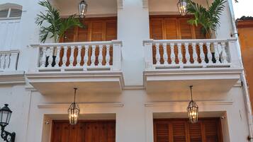 Vista frontal de la propiedad