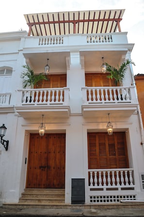 Vista frontal de la propiedad