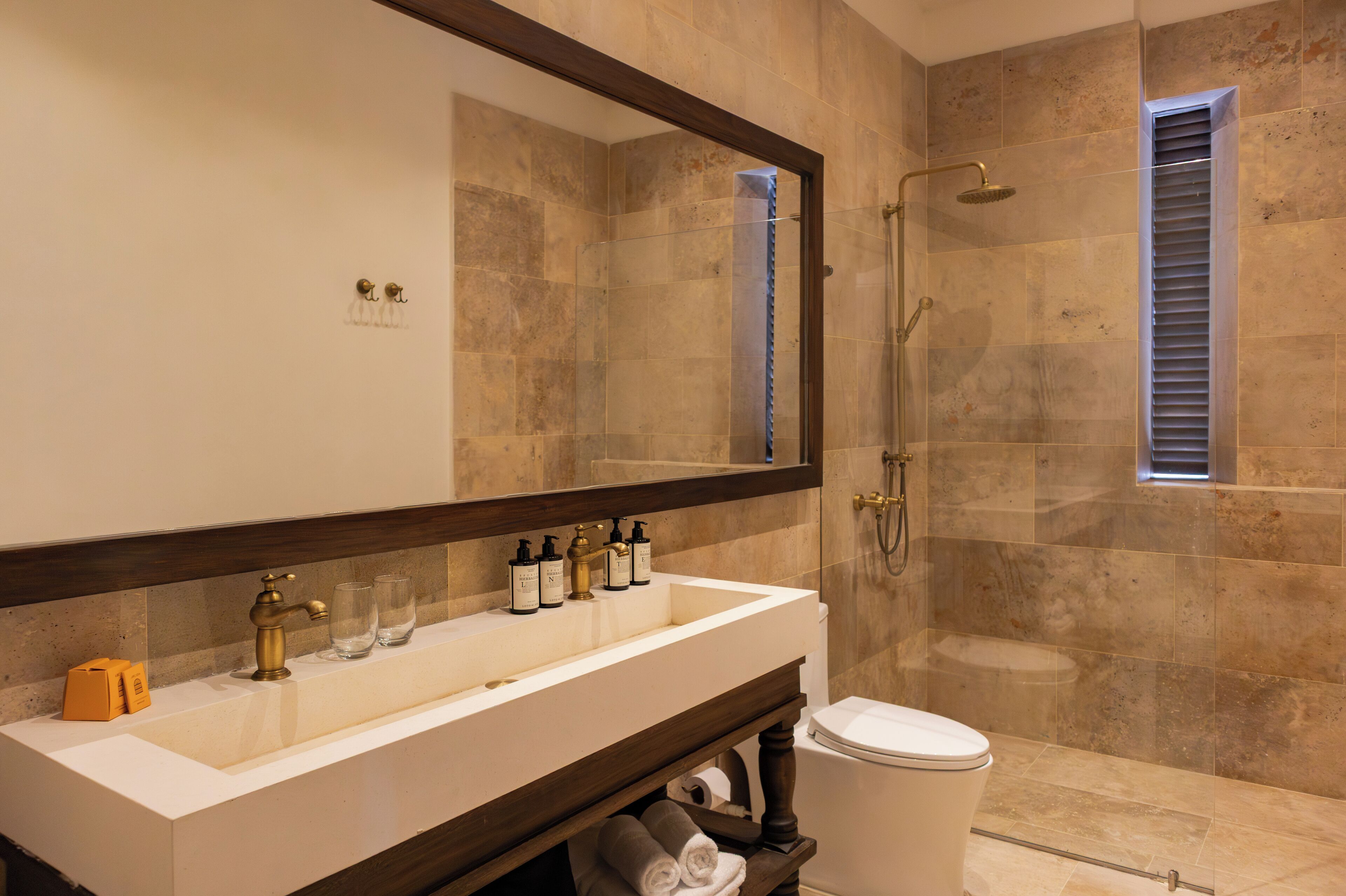 Suite, 1 King-Bett | Badezimmer | Dusche, Regendusche, Haartrockner, Fußbodenheizung (Badezimmer)