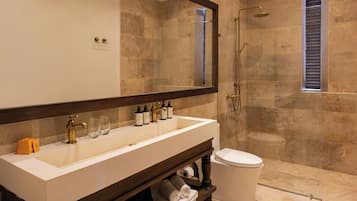 Suite, 1 King-Bett | Badezimmer | Dusche, Regendusche, Haartrockner, Fußbodenheizung (Badezimmer)