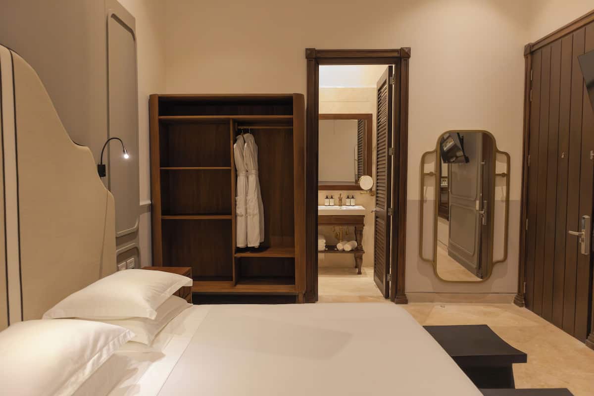 Room, 1 King Bed | Premium bedding, down comforters, pillowtop beds, minibar