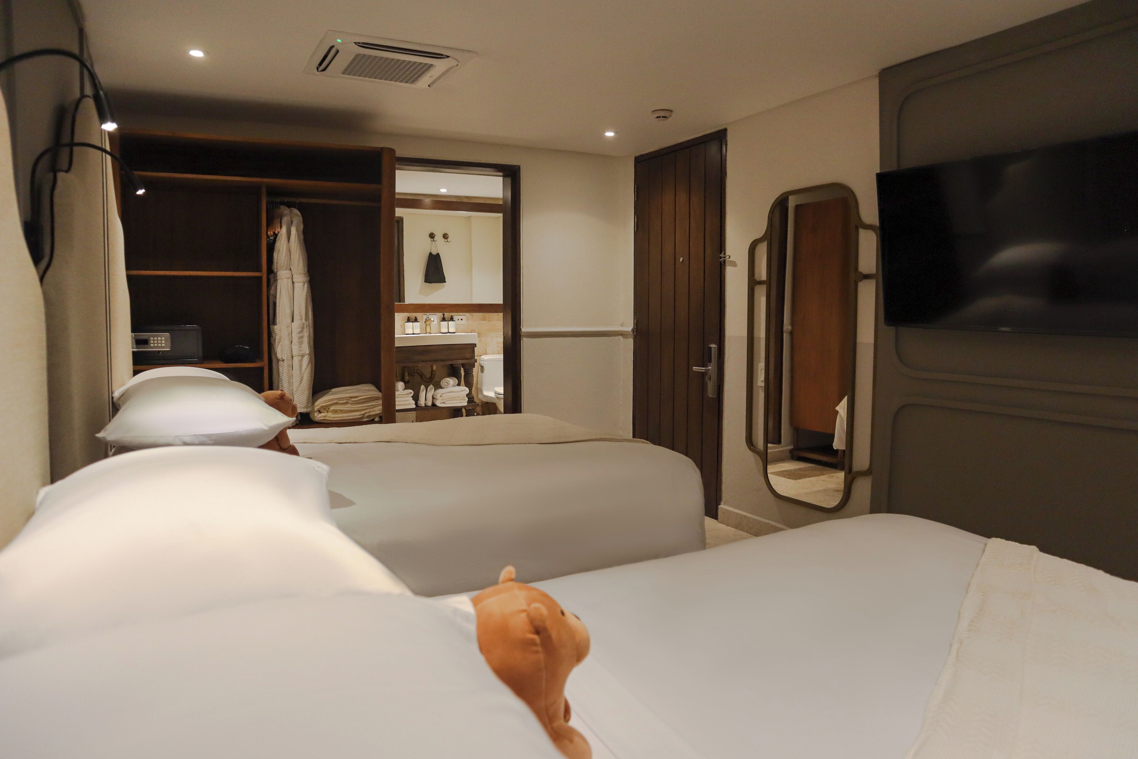 Habitación, 2 camas dobles | Ropa de cama de alta calidad y edredones de plumas