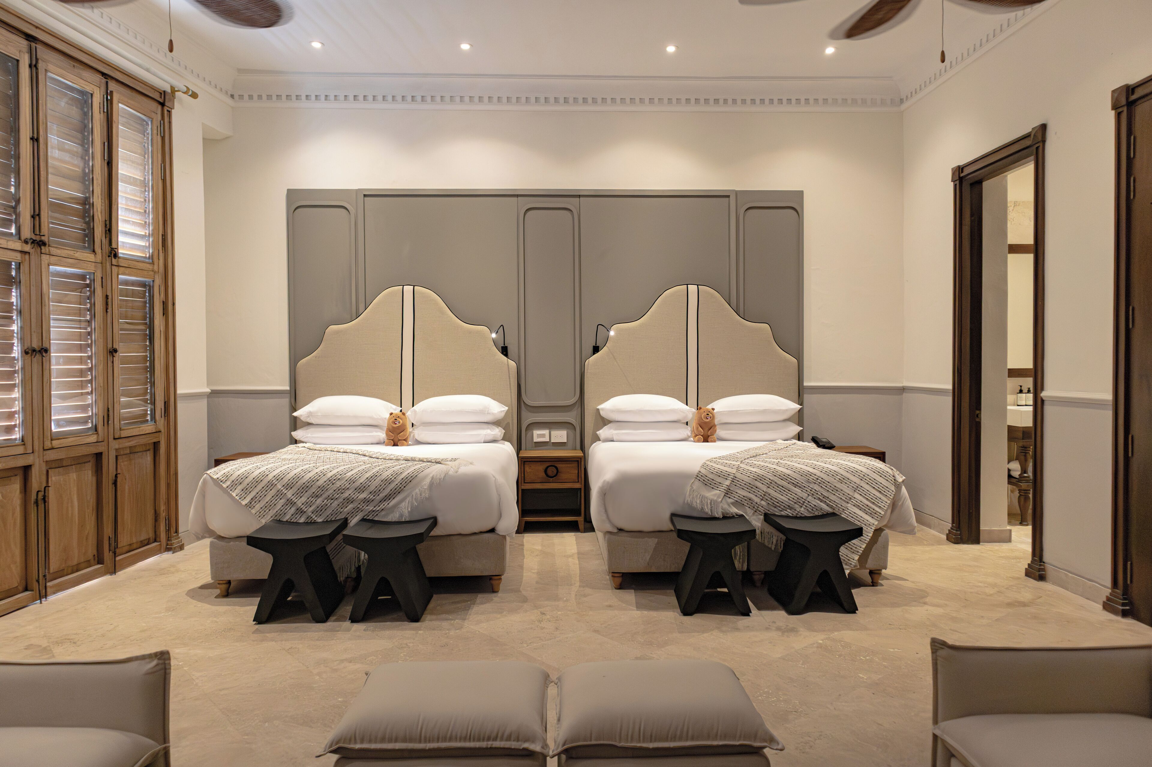 Suite, 2 queensize-senger, balkong | Sengetøy av topp kvalitet, dundyner, senger med overmadrass og minibar