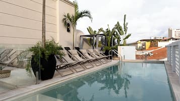 Alberca al aire libre, acceso de 08:00 a 20:00, y camastros