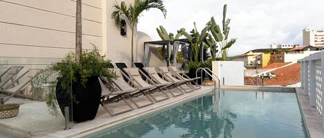 Piscina externa, funciona das 8h às 20h, espreguiçadeiras