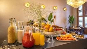 Un bufé de desayuno con diferentes alimentos y bebidas.
