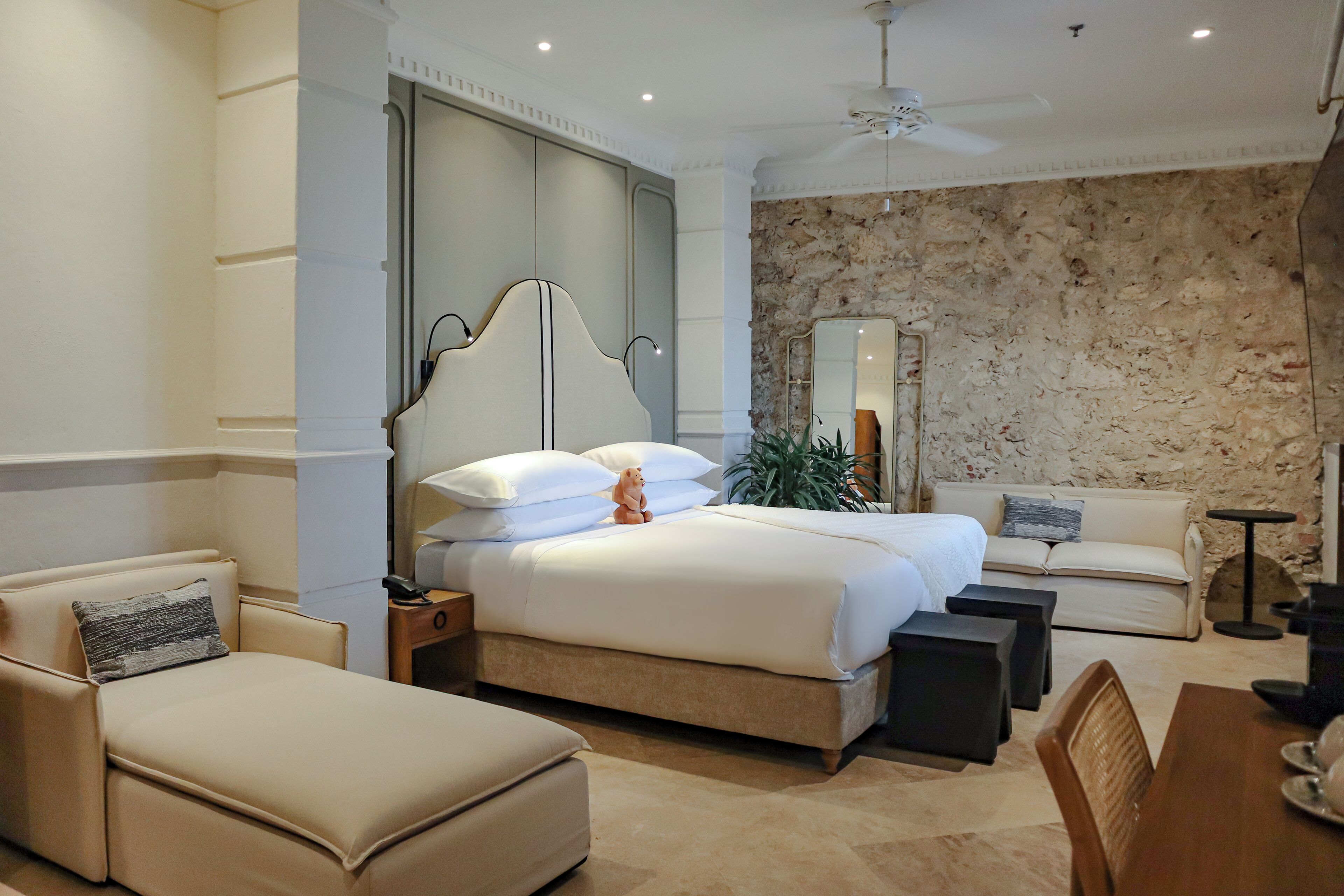 Suite junior, 1 cama de matrimonio grande | Ropa de cama de alta calidad y edredones de plumas