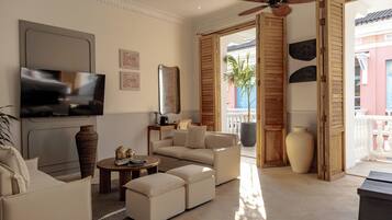 Suite, 2 camas Queen size, balcón | Ropa de cama de alta calidad, edredón, camas con pillow-top y minibar