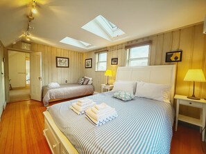 Desk, iron/ironing board, WiFi, bed sheets