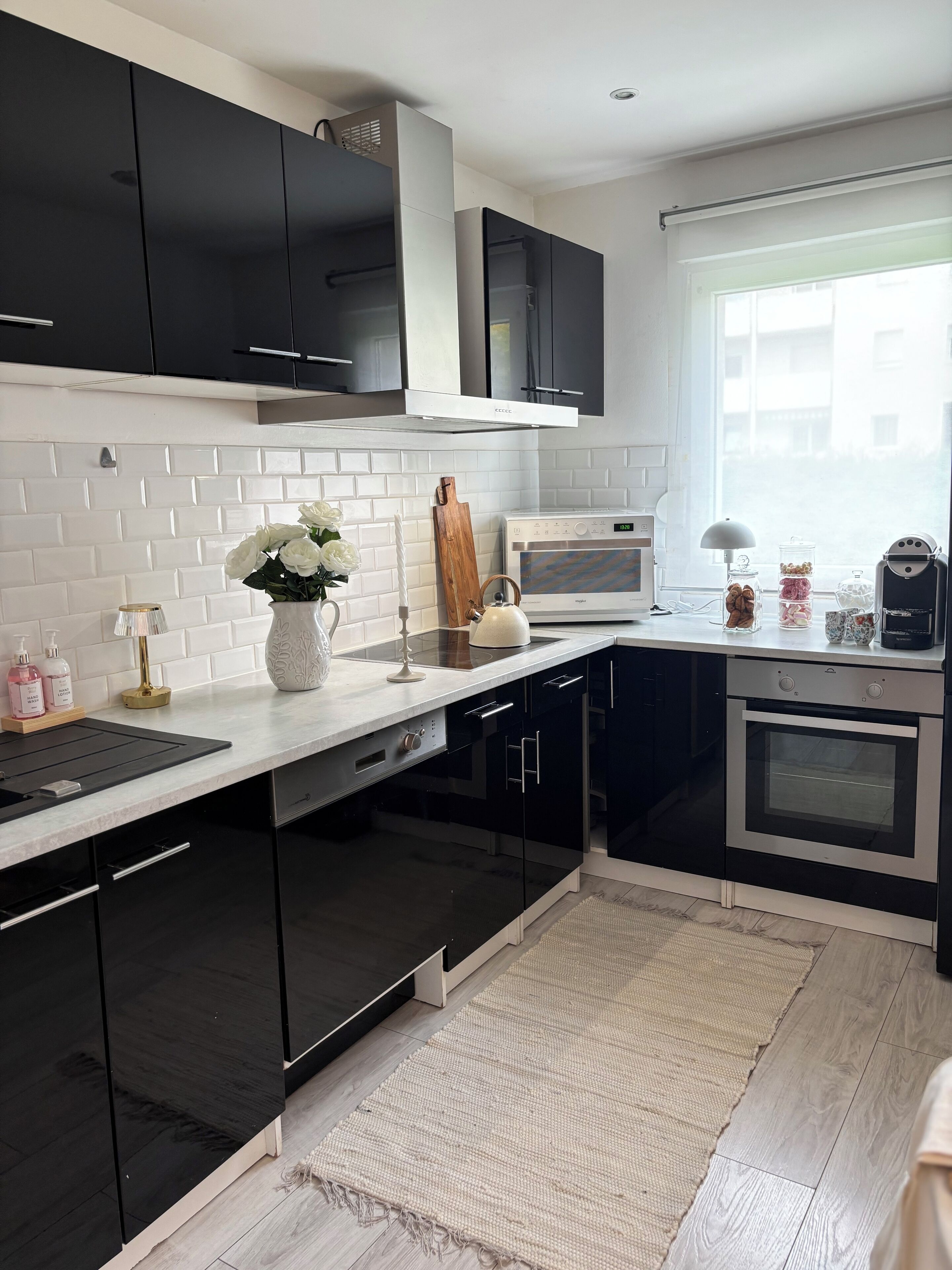 Een microgolfoven, een oven, een kookplaat, een vaatwasser