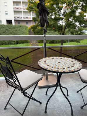 Outdoor dining - Charming apartment near Strasbourg - Your getaway with family or friends (Lingolsheim)