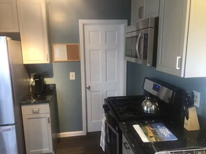 Frigorífico, microondas, horno y lavavajillas