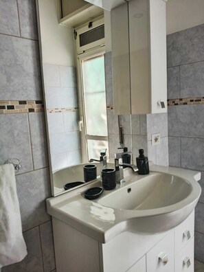 Een haardroger, een bidet, handdoeken, zeep