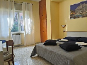 2 habitaciones, escritorio, tabla de planchar con plancha y wifi gratis 