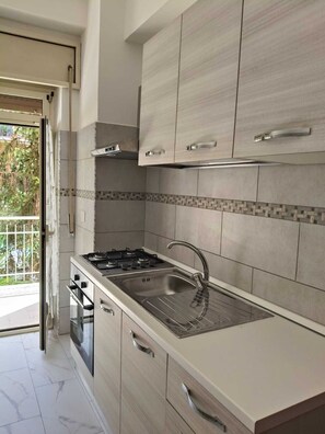 Refrigerador, horno, placa de cocina, cafetera/tetera
