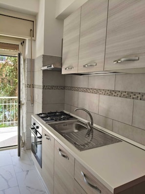 Refrigerador, horno, placa de cocina, cafetera/tetera