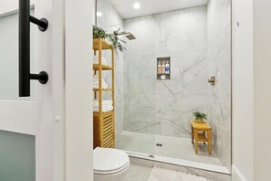 Dusche, Haartrockner, Handtücher, Seife