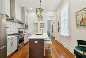 Fridge, microwave, oven, stovetop - Hi-End Historic Marigny Gem - Fully Furnished with 2 Bonus Office Space (New Orleans)