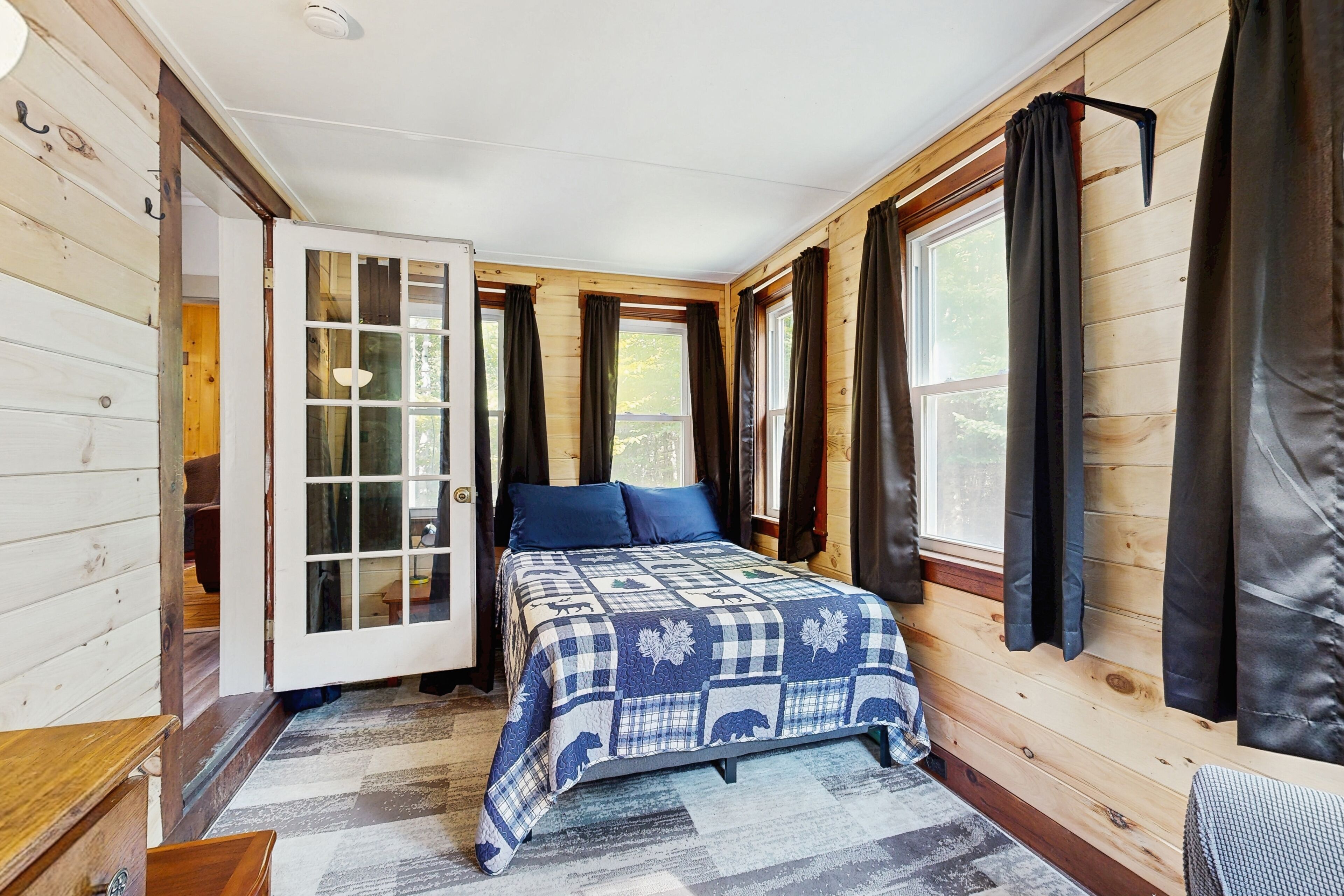 3 habitaciones, tabla de planchar con plancha, internet y ropa de cama 