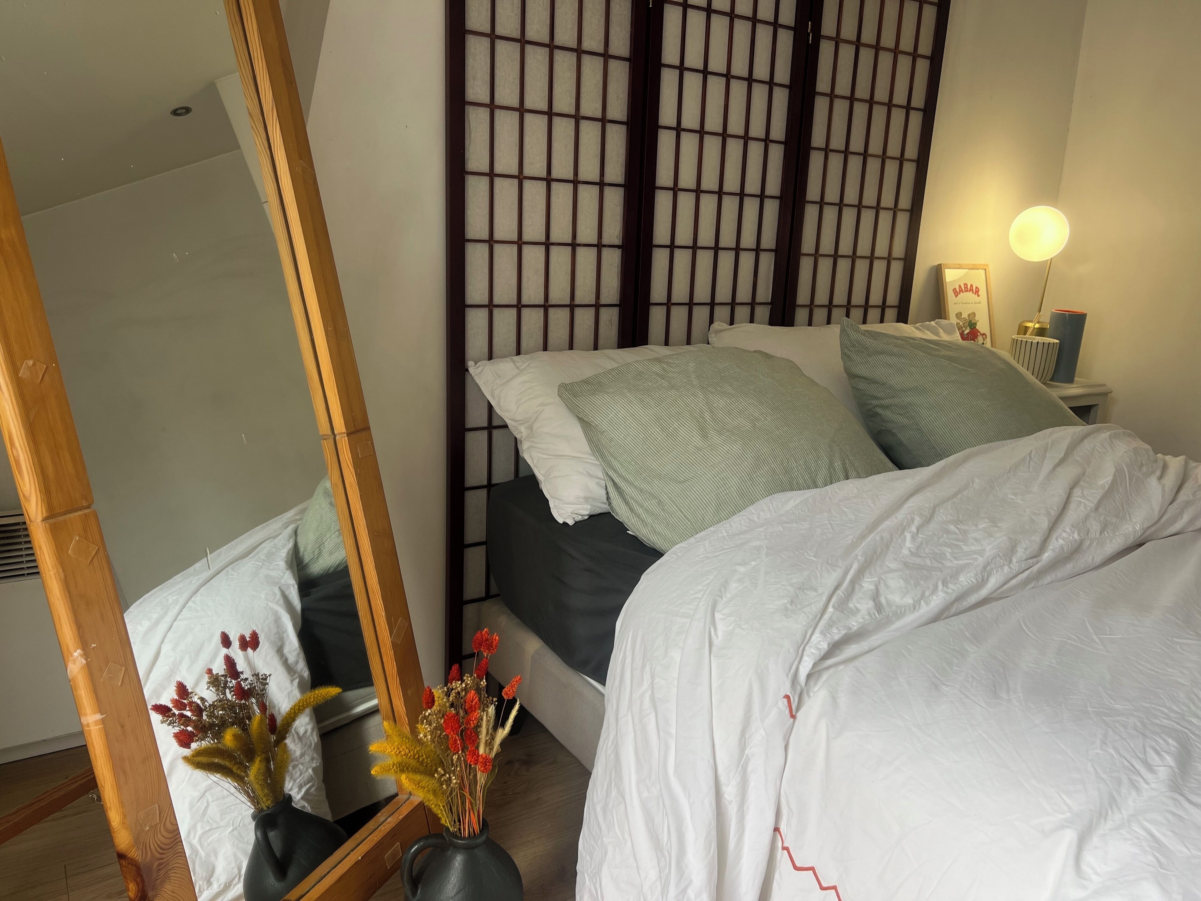 3 bedrooms, desk, bed sheets