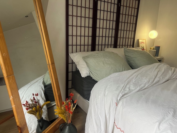 3 makuuhuonetta, työpöytä, vuodevaatteet