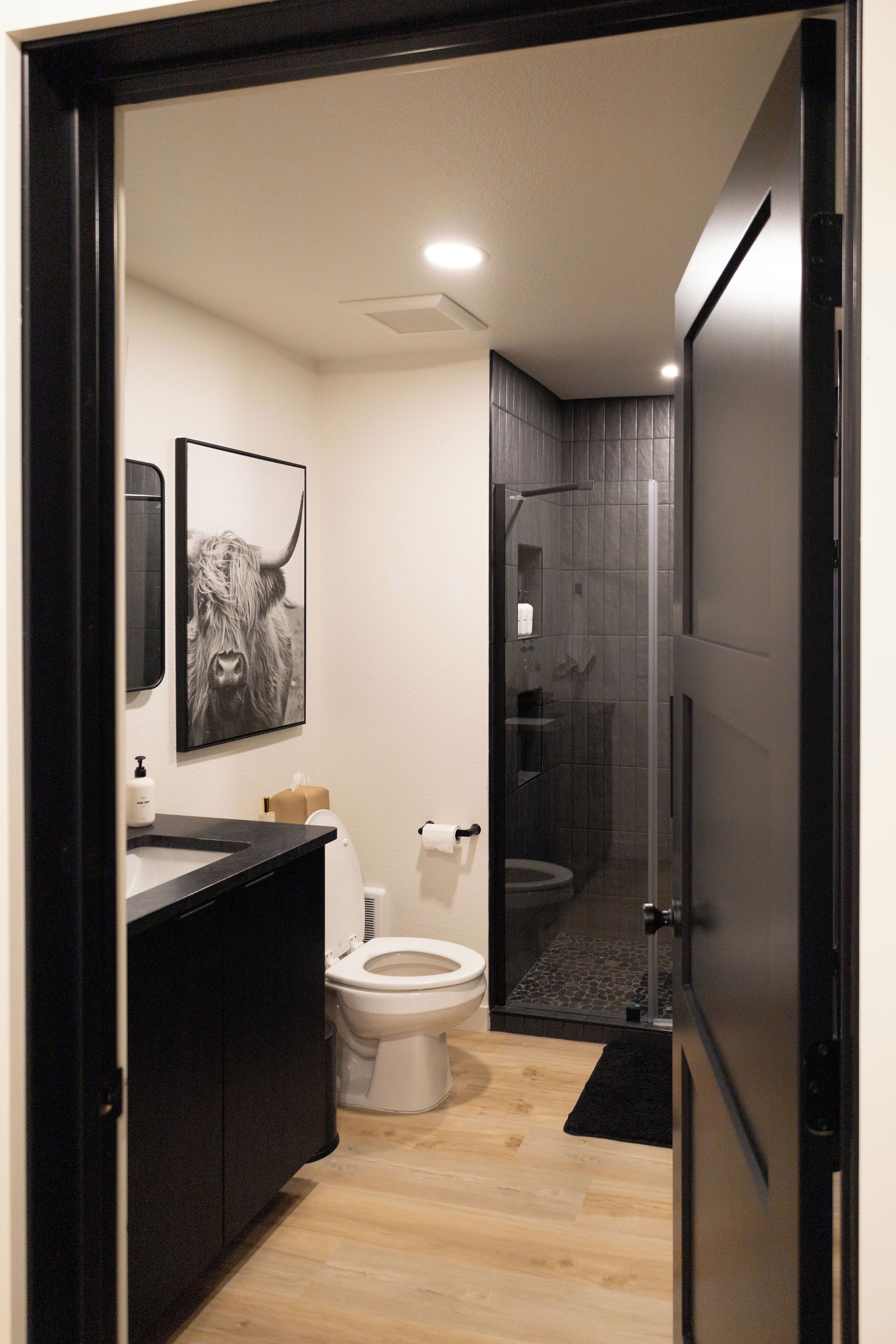 Dusj, hårføner, håndklær og såpe