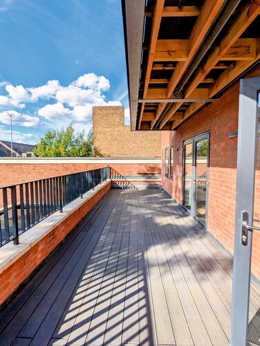 Elegant 2 bed flat with balcony in London