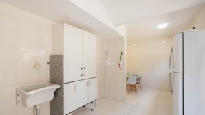Une salle de bain équipée d’un lavabo, de meubles de rangement et d’un espace douche.