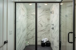 Dusche, Haartrockner, Handtücher, Seife